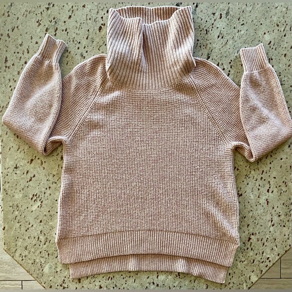 Old Navy Waffle Knit Cowl Neck Turtleneck, Split Hem Sweater, Soft Pink, Size M - Picture 1 of 7